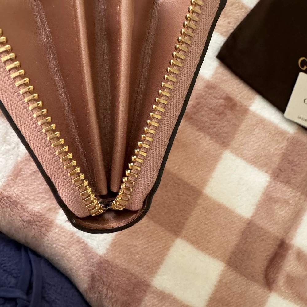 -🔥🔥Gucci wallet EUC, with dust bag
Original shopping bag , box and ribbon - Picture 9 of 13